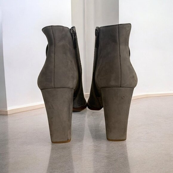 VINCE CAMUTO Levesna Ankle Bootie In Perforated Grey Gravel Nubuck Leather Sz 9 - Picture 2 of 13